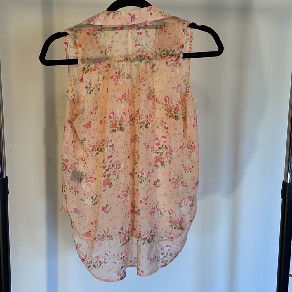 Sheer sleeveless Button Down - Picture 2 of 6